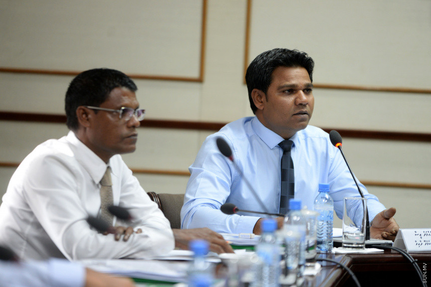 ޖޫން 12، 2019: ކުރީގެ ނައިބު ރައީސް އަހުމަދު އަދީބު ބޭސްފަރުވާ އަށް ރާއްޖޭން ބޭރަށް ވަޑައިގަތުމަށް ހުއްދަ ދިނުމާ ގުޅިގެން ސަރުކާރުގެ ކަމާ ބެހޭ އިދާރާތަކުގެ ވެރިން  މަޖިލީހުގެ ގައުމީ ސަލާމަތާއި ބެހޭ ކޮމިޓީ އަށް ހާޒިރުކުރުން -- ސަން ފޮޓޯ/ ފަޔާޒު މޫސާ