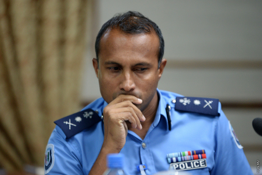 ޖޫން 12، 2019: ކުރީގެ ނައިބު ރައީސް އަހުމަދު އަދީބު ބޭސްފަރުވާ އަށް ރާއްޖޭން ބޭރަށް ވަޑައިގަތުމަށް ހުއްދަ ދިނުމާ ގުޅިގެން ސަރުކާރުގެ ކަމާ ބެހޭ އިދާރާތަކުގެ ވެރިން  މަޖިލީހުގެ ގައުމީ ސަލާމަތާއި ބެހޭ ކޮމިޓީ އަށް ހާޒިރުކުރުން -- ސަން ފޮޓޯ/ ފަޔާޒު މޫސާ