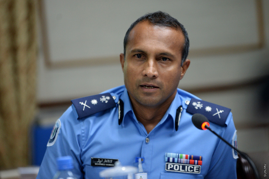 ޖޫން 12، 2019: ކުރީގެ ނައިބު ރައީސް އަހުމަދު އަދީބު ބޭސްފަރުވާ އަށް ރާއްޖޭން ބޭރަށް ވަޑައިގަތުމަށް ހުއްދަ ދިނުމާ ގުޅިގެން ސަރުކާރުގެ ކަމާ ބެހޭ އިދާރާތަކުގެ ވެރިން  މަޖިލީހުގެ ގައުމީ ސަލާމަތާއި ބެހޭ ކޮމިޓީ އަށް ހާޒިރުކުރުން -- ސަން ފޮޓޯ/ ފަޔާޒު މޫސާ