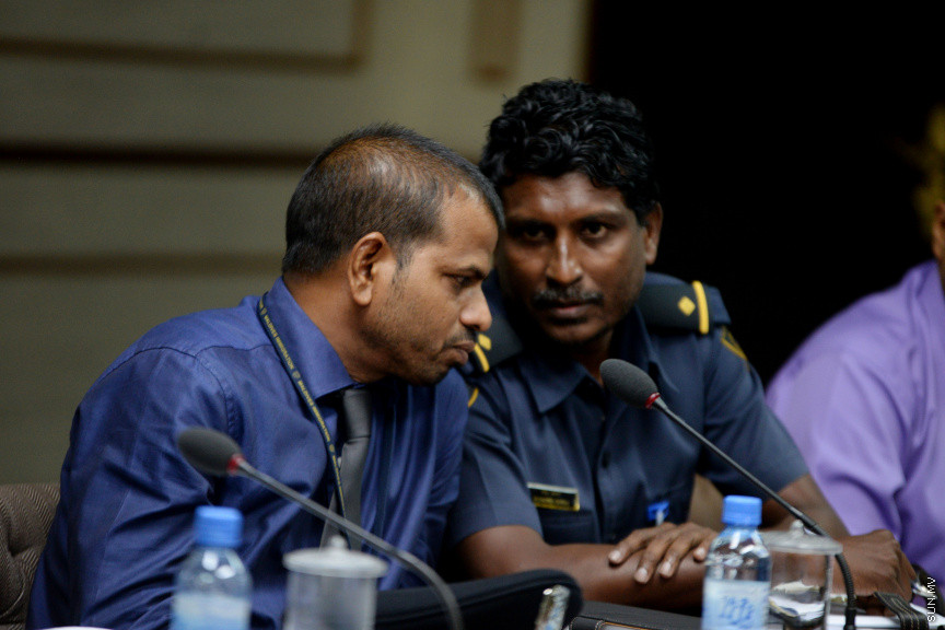 ޖޫން 12، 2019: ކުރީގެ ނައިބު ރައީސް އަހުމަދު އަދީބު ބޭސްފަރުވާ އަށް ރާއްޖޭން ބޭރަށް ވަޑައިގަތުމަށް ހުއްދަ ދިނުމާ ގުޅިގެން ސަރުކާރުގެ ކަމާ ބެހޭ އިދާރާތަކުގެ ވެރިން  މަޖިލީހުގެ ގައުމީ ސަލާމަތާއި ބެހޭ ކޮމިޓީ އަށް ހާޒިރުކުރުން -- ސަން ފޮޓޯ/ ފަޔާޒު މޫސާ