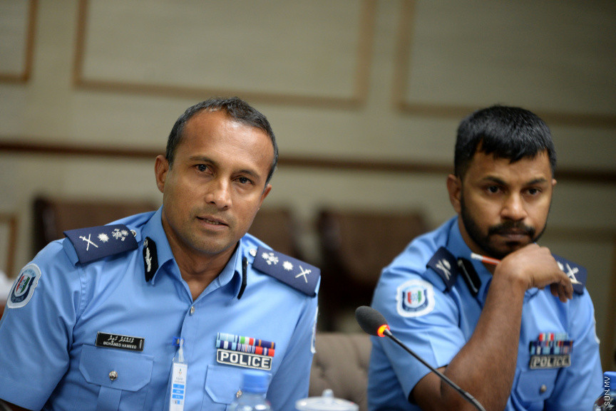 ޖޫން 12، 2019: ކުރީގެ ނައިބު ރައީސް އަހުމަދު އަދީބު ބޭސްފަރުވާ އަށް ރާއްޖޭން ބޭރަށް ވަޑައިގަތުމަށް ހުއްދަ ދިނުމާ ގުޅިގެން ސަރުކާރުގެ ކަމާ ބެހޭ އިދާރާތަކުގެ ވެރިން  މަޖިލީހުގެ ގައުމީ ސަލާމަތާއި ބެހޭ ކޮމިޓީ އަށް ހާޒިރުކުރުން -- ސަން ފޮޓޯ/ ފަޔާޒު މޫސާ