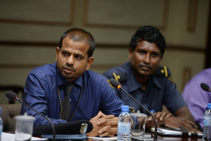 ޖޫން 12، 2019: ކުރީގެ ނައިބު ރައީސް އަހުމަދު އަދީބު ބޭސްފަރުވާ އަށް ރާއްޖޭން ބޭރަށް ވަޑައިގަތުމަށް ހުއްދަ ދިނުމާ ގުޅިގެން ސަރުކާރުގެ ކަމާ ބެހޭ އިދާރާތަކުގެ ވެރިން  މަޖިލީހުގެ ގައުމީ ސަލާމަތާއި ބެހޭ ކޮމިޓީ އަށް ހާޒިރުކުރުން -- ސަން ފޮޓޯ/ ފަޔާޒު މޫސާ