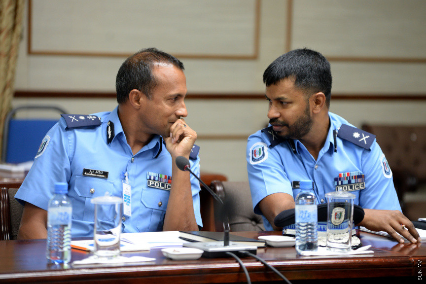ޖޫން 12، 2019: ކުރީގެ ނައިބު ރައީސް އަހުމަދު އަދީބު ބޭސްފަރުވާ އަށް ރާއްޖޭން ބޭރަށް ވަޑައިގަތުމަށް ހުއްދަ ދިނުމާ ގުޅިގެން ސަރުކާރުގެ ކަމާ ބެހޭ އިދާރާތަކުގެ ވެރިން  މަޖިލީހުގެ ގައުމީ ސަލާމަތާއި ބެހޭ ކޮމިޓީ އަށް ހާޒިރުކުރުން -- ސަން ފޮޓޯ/ ފަޔާޒު މޫސާ