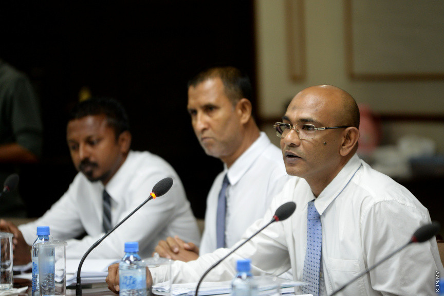 ޖޫން 12، 2019: ކުރީގެ ނައިބު ރައީސް އަހުމަދު އަދީބު ބޭސްފަރުވާ އަށް ރާއްޖޭން ބޭރަށް ވަޑައިގަތުމަށް ހުއްދަ ދިނުމާ ގުޅިގެން ސަރުކާރުގެ ކަމާ ބެހޭ އިދާރާތަކުގެ ވެރިން  މަޖިލީހުގެ ގައުމީ ސަލާމަތާއި ބެހޭ ކޮމިޓީ އަށް ހާޒިރުކުރުން -- ސަން ފޮޓޯ/ ފަޔާޒު މޫސާ