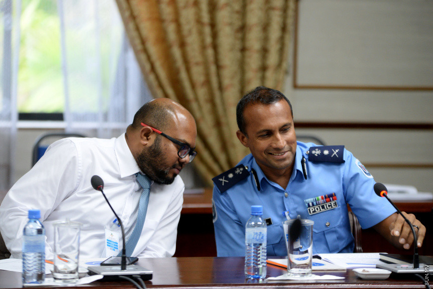ޖޫން 12، 2019: ކުރީގެ ނައިބު ރައީސް އަހުމަދު އަދީބު ބޭސްފަރުވާ އަށް ރާއްޖޭން ބޭރަށް ވަޑައިގަތުމަށް ހުއްދަ ދިނުމާ ގުޅިގެން ސަރުކާރުގެ ކަމާ ބެހޭ އިދާރާތަކުގެ ވެރިން  މަޖިލީހުގެ ގައުމީ ސަލާމަތާއި ބެހޭ ކޮމިޓީ އަށް ހާޒިރުކުރުން -- ސަން ފޮޓޯ/ ފަޔާޒު މޫސާ