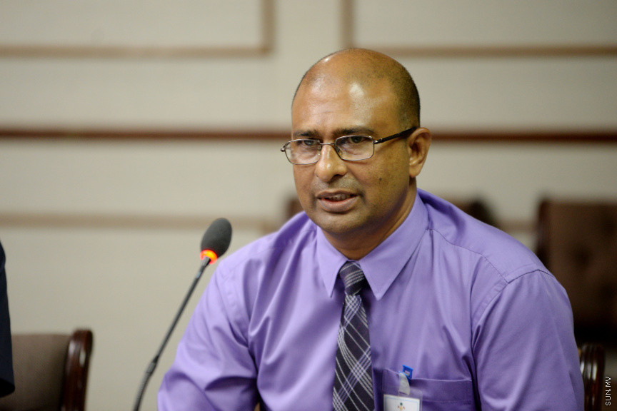 ޖޫން 12، 2019: ކުރީގެ ނައިބު ރައީސް އަހުމަދު އަދީބު ބޭސްފަރުވާ އަށް ރާއްޖޭން ބޭރަށް ވަޑައިގަތުމަށް ހުއްދަ ދިނުމާ ގުޅިގެން ސަރުކާރުގެ ކަމާ ބެހޭ އިދާރާތަކުގެ ވެރިން  މަޖިލީހުގެ ގައުމީ ސަލާމަތާއި ބެހޭ ކޮމިޓީ އަށް ހާޒިރުކުރުން -- ސަން ފޮޓޯ/ ފަޔާޒު މޫސާ
