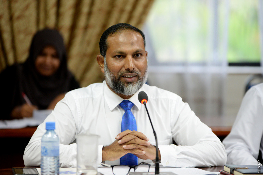 ޖޫން 12، 2019: ކުރީގެ ނައިބު ރައީސް އަހުމަދު އަދީބު ބޭސްފަރުވާ އަށް ރާއްޖޭން ބޭރަށް ވަޑައިގަތުމަށް ހުއްދަ ދިނުމާ ގުޅިގެން ސަރުކާރުގެ ކަމާ ބެހޭ އިދާރާތަކުގެ ވެރިން  މަޖިލީހުގެ ގައުމީ ސަލާމަތާއި ބެހޭ ކޮމިޓީ އަށް ހާޒިރުކުރުން -- ސަން ފޮޓޯ/ ފަޔާޒު މޫސާ