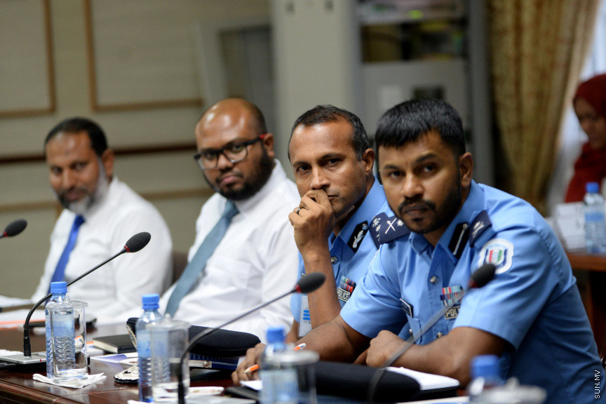 ޖޫން 12، 2019: ކުރީގެ ނައިބު ރައީސް އަހުމަދު އަދީބު ބޭސްފަރުވާ އަށް ރާއްޖޭން ބޭރަށް ވަޑައިގަތުމަށް ހުއްދަ ދިނުމާ ގުޅިގެން ސަރުކާރުގެ ކަމާ ބެހޭ އިދާރާތަކުގެ ވެރިން  މަޖިލީހުގެ ގައުމީ ސަލާމަތާއި ބެހޭ ކޮމިޓީ އަށް ހާޒިރުކުރުން -- ސަން ފޮޓޯ/ ފަޔާޒު މޫސާ