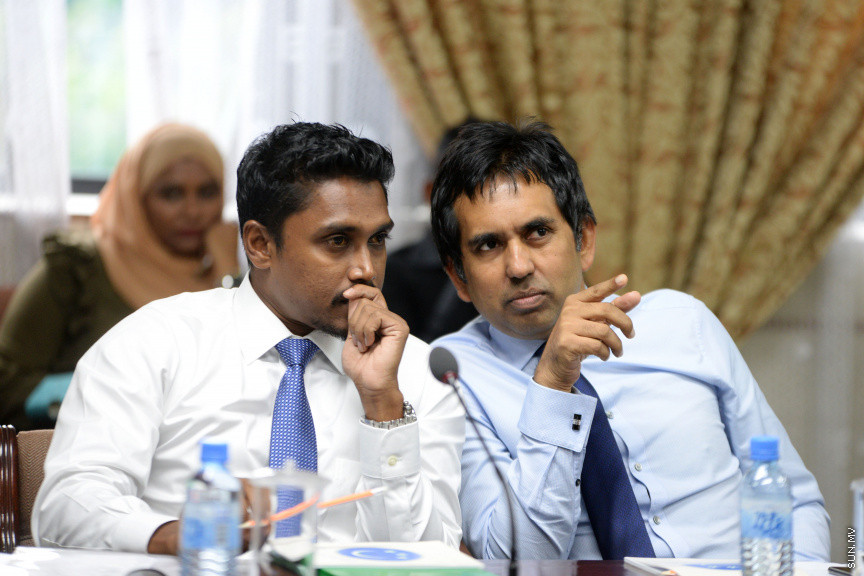 ޖޫން 12، 2019: ކުރީގެ ނައިބު ރައީސް އަހުމަދު އަދީބު ބޭސްފަރުވާ އަށް ރާއްޖޭން ބޭރަށް ވަޑައިގަތުމަށް ހުއްދަ ދިނުމާ ގުޅިގެން ސަރުކާރުގެ ކަމާ ބެހޭ އިދާރާތަކުގެ ވެރިން  މަޖިލީހުގެ ގައުމީ ސަލާމަތާއި ބެހޭ ކޮމިޓީ އަށް ހާޒިރުކުރުން -- ސަން ފޮޓޯ/ ފަޔާޒު މޫސާ