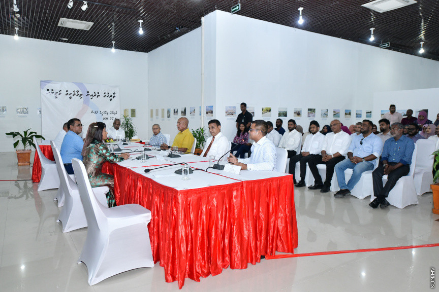 ޖޫން 13، 2019: ދުނިޔޭގެ ތިމާވެށި ދުވަހާ ގުޅުވައިގެން ރާއްޖޭގައި ބޭއްވި "ތާރީހުގެ ތެރެއިން ތިމާވެށީގެ ވަޒީރުން"ގެ ބައްދަލުވުމުގެ ތެރެއިން: މި ބައްދަލުވުމުގައި އެކި ޒަމާނުގައި ތިމާވެށީގެ ވަޒީރުކަން ކުރެއްވި ގިނަ ވަޒީރުންނާއި ރައީސް އިބްރާހިމް މުހައްމަދު ސޯލިހް ބައިވެރިވެ ވަޑައިގެންނެވި -- ސަން ފޮޓޯ/ ފަޔާޒު މޫސާ