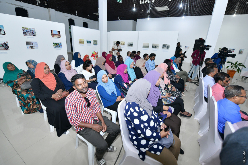 ޖޫން 13، 2019: ދުނިޔޭގެ ތިމާވެށި ދުވަހާ ގުޅުވައިގެން ރާއްޖޭގައި ބޭއްވި "ތާރީހުގެ ތެރެއިން ތިމާވެށީގެ ވަޒީރުން"ގެ ބައްދަލުވުމުގެ ތެރެއިން: މި ބައްދަލުވުމުގައި އެކި ޒަމާނުގައި ތިމާވެށީގެ ވަޒީރުކަން ކުރެއްވި ގިނަ ވަޒީރުންނާއި ރައީސް އިބްރާހިމް މުހައްމަދު ސޯލިހް ބައިވެރިވެ ވަޑައިގެންނެވި -- ސަން ފޮޓޯ/ ފަޔާޒު މޫސާ