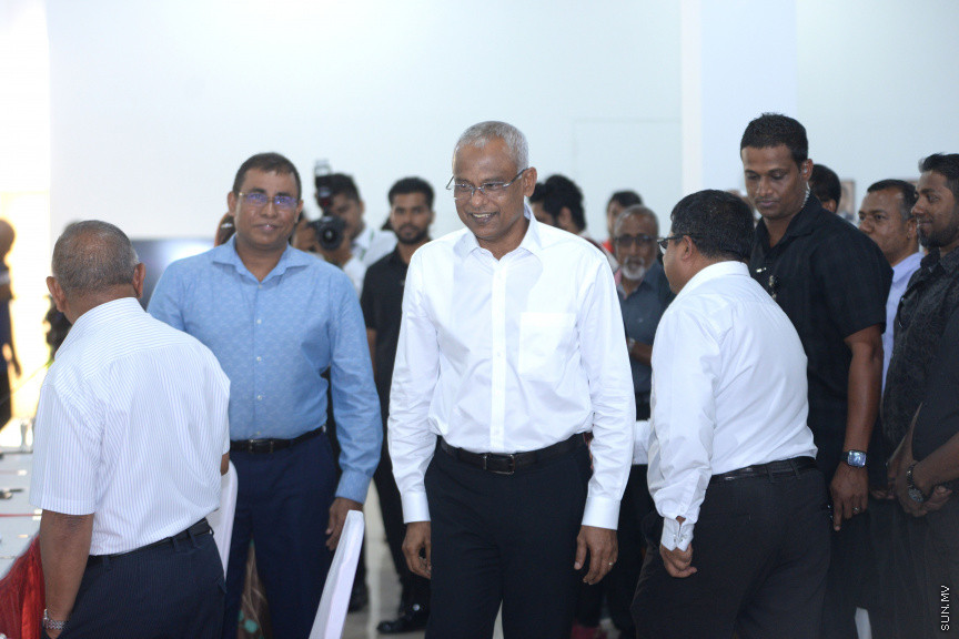 ޖޫން 13، 2019: ދުނިޔޭގެ ތިމާވެށި ދުވަހާ ގުޅުވައިގެން ރާއްޖޭގައި ބޭއްވި "ތާރީހުގެ ތެރެއިން ތިމާވެށީގެ ވަޒީރުން"ގެ ބައްދަލުވުމުގެ ތެރެއިން: މި ބައްދަލުވުމުގައި އެކި ޒަމާނުގައި ތިމާވެށީގެ ވަޒީރުކަން ކުރެއްވި ގިނަ ވަޒީރުންނާއި ރައީސް އިބްރާހިމް މުހައްމަދު ސޯލިހް ބައިވެރިވެ ވަޑައިގެންނެވި -- ސަން ފޮޓޯ/ ފަޔާޒު މޫސާ