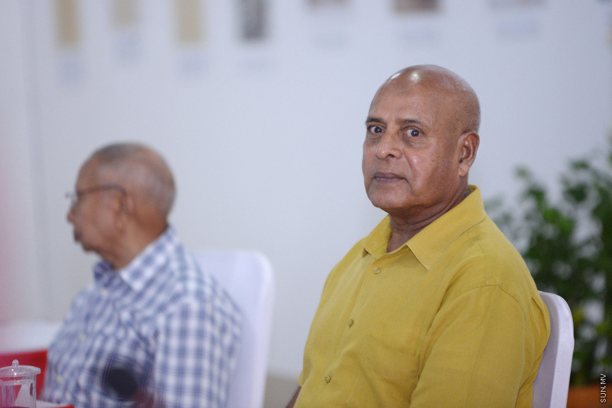 ޖޫން 13، 2019: ދުނިޔޭގެ ތިމާވެށި ދުވަހާ ގުޅުވައިގެން ރާއްޖޭގައި ބޭއްވި "ތާރީހުގެ ތެރެއިން ތިމާވެށީގެ ވަޒީރުން"ގެ ބައްދަލުވުމުގެ ތެރެއިން: މި ބައްދަލުވުމުގައި އެކި ޒަމާނުގައި ތިމާވެށީގެ ވަޒީރުކަން ކުރެއްވި ގިނަ ވަޒީރުންނާއި ރައީސް އިބްރާހިމް މުހައްމަދު ސޯލިހް ބައިވެރިވެ ވަޑައިގެންނެވި -- ސަން ފޮޓޯ/ ފަޔާޒު މޫސާ