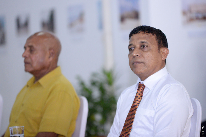 ޖޫން 13، 2019: ދުނިޔޭގެ ތިމާވެށި ދުވަހާ ގުޅުވައިގެން ރާއްޖޭގައި ބޭއްވި "ތާރީހުގެ ތެރެއިން ތިމާވެށީގެ ވަޒީރުން"ގެ ބައްދަލުވުމުގެ ތެރެއިން: މި ބައްދަލުވުމުގައި އެކި ޒަމާނުގައި ތިމާވެށީގެ ވަޒީރުކަން ކުރެއްވި ގިނަ ވަޒީރުންނާއި ރައީސް އިބްރާހިމް މުހައްމަދު ސޯލިހް ބައިވެރިވެ ވަޑައިގެންނެވި -- ސަން ފޮޓޯ/ ފަޔާޒު މޫސާ