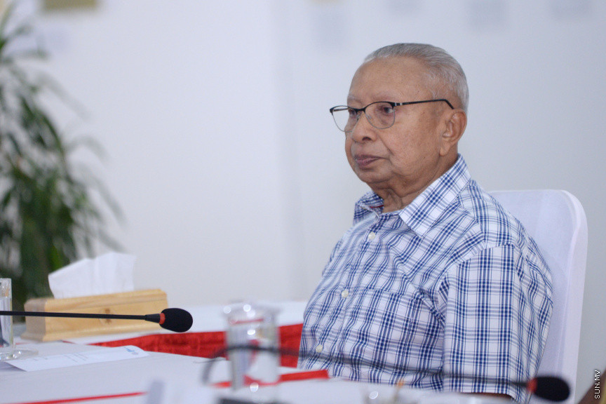 ޖޫން 13، 2019: ދުނިޔޭގެ ތިމާވެށި ދުވަހާ ގުޅުވައިގެން ރާއްޖޭގައި ބޭއްވި "ތާރީހުގެ ތެރެއިން ތިމާވެށީގެ ވަޒީރުން"ގެ ބައްދަލުވުމުގެ ތެރެއިން: މި ބައްދަލުވުމުގައި އެކި ޒަމާނުގައި ތިމާވެށީގެ ވަޒީރުކަން ކުރެއްވި ގިނަ ވަޒީރުންނާއި ރައީސް އިބްރާހިމް މުހައްމަދު ސޯލިހް ބައިވެރިވެ ވަޑައިގެންނެވި -- ސަން ފޮޓޯ/ ފަޔާޒު މޫސާ