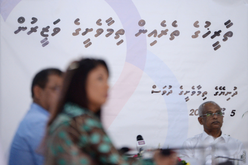 ޖޫން 13، 2019: ދުނިޔޭގެ ތިމާވެށި ދުވަހާ ގުޅުވައިގެން ރާއްޖޭގައި ބޭއްވި "ތާރީހުގެ ތެރެއިން ތިމާވެށީގެ ވަޒީރުން"ގެ ބައްދަލުވުމުގެ ތެރެއިން: މި ބައްދަލުވުމުގައި އެކި ޒަމާނުގައި ތިމާވެށީގެ ވަޒީރުކަން ކުރެއްވި ގިނަ ވަޒީރުންނާއި ރައީސް އިބްރާހިމް މުހައްމަދު ސޯލިހް ބައިވެރިވެ ވަޑައިގެންނެވި -- ސަން ފޮޓޯ/ ފަޔާޒު މޫސާ