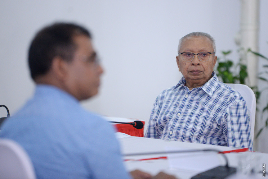 ޖޫން 13، 2019: ދުނިޔޭގެ ތިމާވެށި ދުވަހާ ގުޅުވައިގެން ރާއްޖޭގައި ބޭއްވި "ތާރީހުގެ ތެރެއިން ތިމާވެށީގެ ވަޒީރުން"ގެ ބައްދަލުވުމުގެ ތެރެއިން: މި ބައްދަލުވުމުގައި އެކި ޒަމާނުގައި ތިމާވެށީގެ ވަޒީރުކަން ކުރެއްވި ގިނަ ވަޒީރުންނާއި ރައީސް އިބްރާހިމް މުހައްމަދު ސޯލިހް ބައިވެރިވެ ވަޑައިގެންނެވި -- ސަން ފޮޓޯ/ ފަޔާޒު މޫސާ