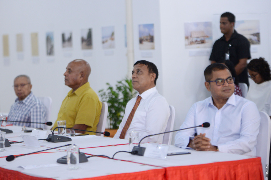 ޖޫން 13، 2019: ދުނިޔޭގެ ތިމާވެށި ދުވަހާ ގުޅުވައިގެން ރާއްޖޭގައި ބޭއްވި "ތާރީހުގެ ތެރެއިން ތިމާވެށީގެ ވަޒީރުން"ގެ ބައްދަލުވުމުގެ ތެރެއިން: މި ބައްދަލުވުމުގައި އެކި ޒަމާނުގައި ތިމާވެށީގެ ވަޒީރުކަން ކުރެއްވި ގިނަ ވަޒީރުންނާއި ރައީސް އިބްރާހިމް މުހައްމަދު ސޯލިހް ބައިވެރިވެ ވަޑައިގެންނެވި -- ސަން ފޮޓޯ/ ފަޔާޒު މޫސާ