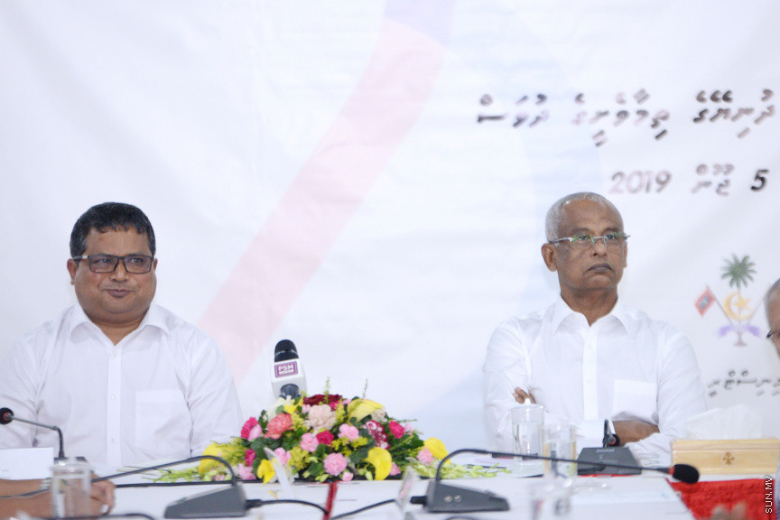 ޖޫން 13، 2019: ދުނިޔޭގެ ތިމާވެށި ދުވަހާ ގުޅުވައިގެން ރާއްޖޭގައި ބޭއްވި "ތާރީހުގެ ތެރެއިން ތިމާވެށީގެ ވަޒީރުން"ގެ ބައްދަލުވުމުގެ ތެރެއިން: މި ބައްދަލުވުމުގައި އެކި ޒަމާނުގައި ތިމާވެށީގެ ވަޒީރުކަން ކުރެއްވި ގިނަ ވަޒީރުންނާއި ރައީސް އިބްރާހިމް މުހައްމަދު ސޯލިހް ބައިވެރިވެ ވަޑައިގެންނެވި -- ސަން ފޮޓޯ/ ފަޔާޒު މޫސާ