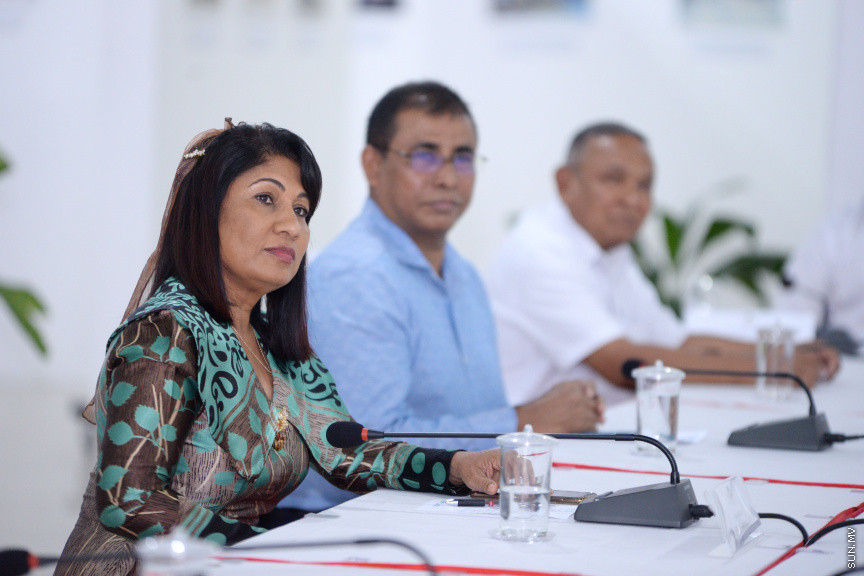 ޖޫން 13، 2019: ދުނިޔޭގެ ތިމާވެށި ދުވަހާ ގުޅުވައިގެން ރާއްޖޭގައި ބޭއްވި "ތާރީހުގެ ތެރެއިން ތިމާވެށީގެ ވަޒީރުން"ގެ ބައްދަލުވުމުގެ ތެރެއިން: މި ބައްދަލުވުމުގައި އެކި ޒަމާނުގައި ތިމާވެށީގެ ވަޒީރުކަން ކުރެއްވި ގިނަ ވަޒީރުންނާއި ރައީސް އިބްރާހިމް މުހައްމަދު ސޯލިހް ބައިވެރިވެ ވަޑައިގެންނެވި -- ސަން ފޮޓޯ/ ފަޔާޒު މޫސާ