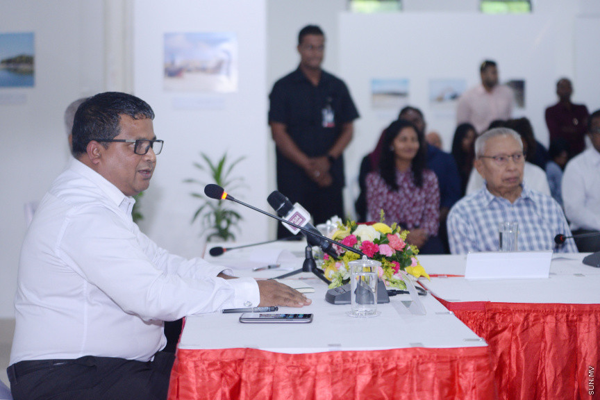 ޖޫން 13، 2019: ދުނިޔޭގެ ތިމާވެށި ދުވަހާ ގުޅުވައިގެން ރާއްޖޭގައި ބޭއްވި "ތާރީހުގެ ތެރެއިން ތިމާވެށީގެ ވަޒީރުން"ގެ ބައްދަލުވުމުގެ ތެރެއިން: މި ބައްދަލުވުމުގައި އެކި ޒަމާނުގައި ތިމާވެށީގެ ވަޒީރުކަން ކުރެއްވި ގިނަ ވަޒީރުންނާއި ރައީސް އިބްރާހިމް މުހައްމަދު ސޯލިހް ބައިވެރިވެ ވަޑައިގެންނެވި -- ސަން ފޮޓޯ/ ފަޔާޒު މޫސާ