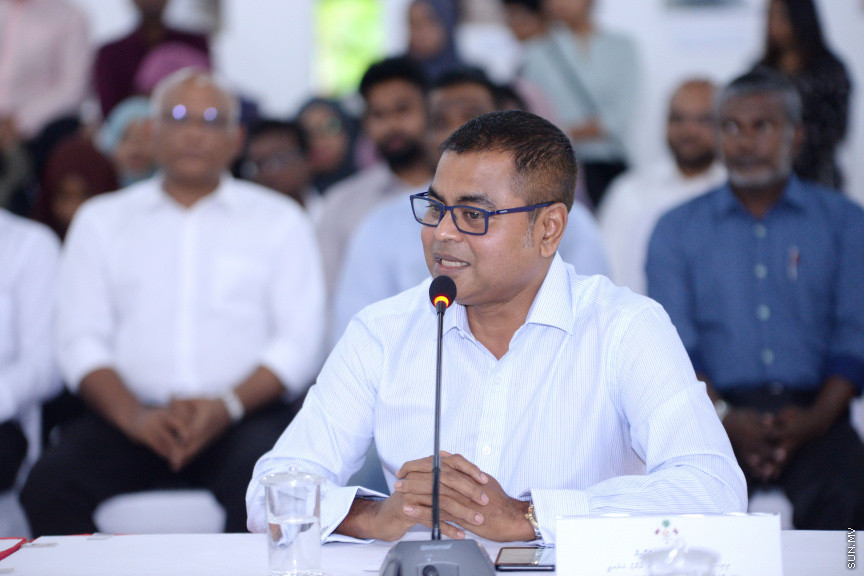 ޖޫން 13، 2019: ދުނިޔޭގެ ތިމާވެށި ދުވަހާ ގުޅުވައިގެން ރާއްޖޭގައި ބޭއްވި "ތާރީހުގެ ތެރެއިން ތިމާވެށީގެ ވަޒީރުން"ގެ ބައްދަލުވުމުގެ ތެރެއިން: މި ބައްދަލުވުމުގައި އެކި ޒަމާނުގައި ތިމާވެށީގެ ވަޒީރުކަން ކުރެއްވި ގިނަ ވަޒީރުންނާއި ރައީސް އިބްރާހިމް މުހައްމަދު ސޯލިހް ބައިވެރިވެ ވަޑައިގެންނެވި -- ސަން ފޮޓޯ/ ފަޔާޒު މޫސާ