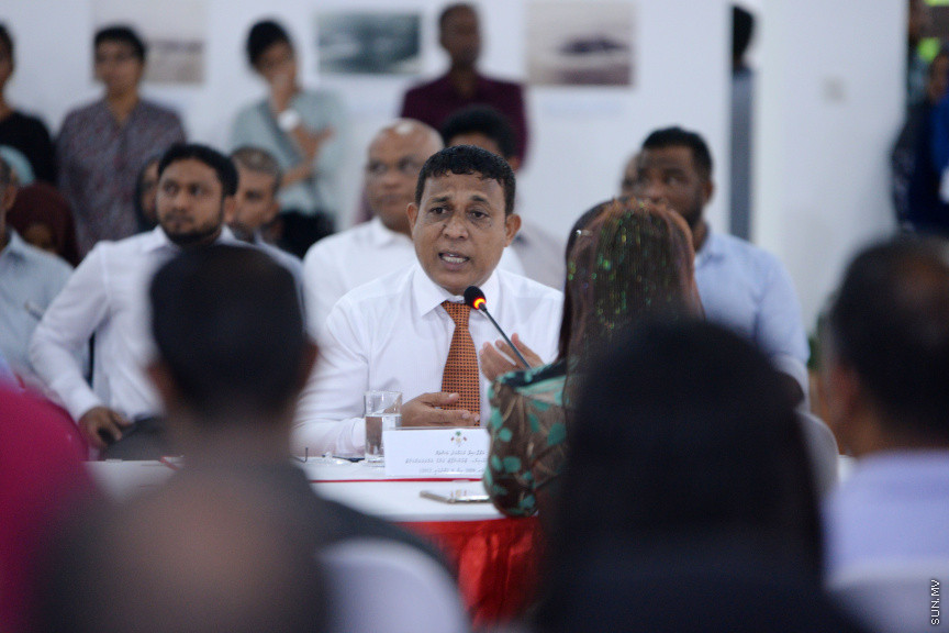 ޖޫން 13، 2019: ދުނިޔޭގެ ތިމާވެށި ދުވަހާ ގުޅުވައިގެން ރާއްޖޭގައި ބޭއްވި "ތާރީހުގެ ތެރެއިން ތިމާވެށީގެ ވަޒީރުން"ގެ ބައްދަލުވުމުގެ ތެރެއިން: މި ބައްދަލުވުމުގައި އެކި ޒަމާނުގައި ތިމާވެށީގެ ވަޒީރުކަން ކުރެއްވި ގިނަ ވަޒީރުންނާއި ރައީސް އިބްރާހިމް މުހައްމަދު ސޯލިހް ބައިވެރިވެ ވަޑައިގެންނެވި -- ސަން ފޮޓޯ/ ފަޔާޒު މޫސާ