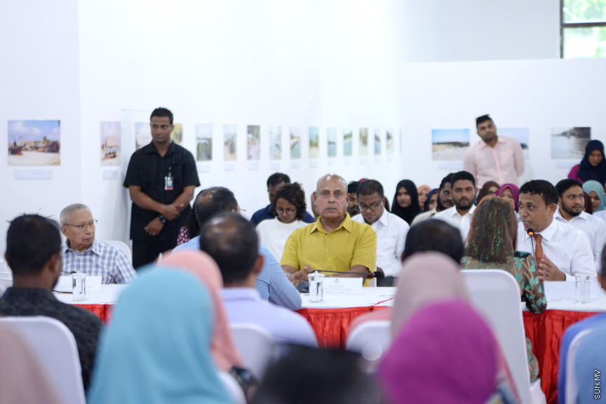 ޖޫން 13، 2019: ދުނިޔޭގެ ތިމާވެށި ދުވަހާ ގުޅުވައިގެން ރާއްޖޭގައި ބޭއްވި "ތާރީހުގެ ތެރެއިން ތިމާވެށީގެ ވަޒީރުން"ގެ ބައްދަލުވުމުގެ ތެރެއިން: މި ބައްދަލުވުމުގައި އެކި ޒަމާނުގައި ތިމާވެށީގެ ވަޒީރުކަން ކުރެއްވި ގިނަ ވަޒީރުންނާއި ރައީސް އިބްރާހިމް މުހައްމަދު ސޯލިހް ބައިވެރިވެ ވަޑައިގެންނެވި -- ސަން ފޮޓޯ/ ފަޔާޒު މޫސާ