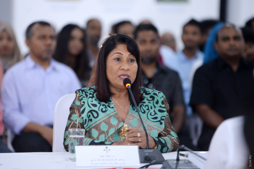 ޖޫން 13، 2019: ދުނިޔޭގެ ތިމާވެށި ދުވަހާ ގުޅުވައިގެން ރާއްޖޭގައި ބޭއްވި "ތާރީހުގެ ތެރެއިން ތިމާވެށީގެ ވަޒީރުން"ގެ ބައްދަލުވުމުގެ ތެރެއިން: މި ބައްދަލުވުމުގައި އެކި ޒަމާނުގައި ތިމާވެށީގެ ވަޒީރުކަން ކުރެއްވި ގިނަ ވަޒީރުންނާއި ރައީސް އިބްރާހިމް މުހައްމަދު ސޯލިހް ބައިވެރިވެ ވަޑައިގެންނެވި -- ސަން ފޮޓޯ/ ފަޔާޒު މޫސާ