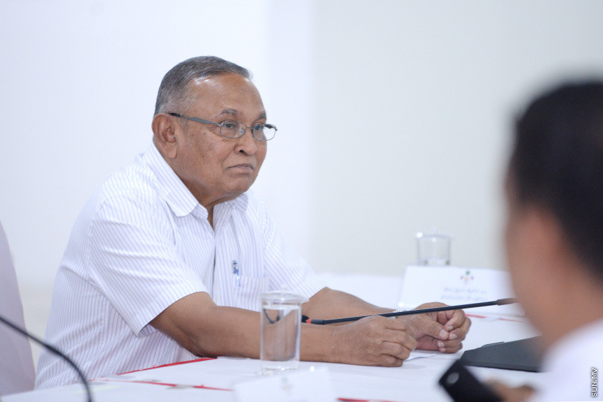 ޖޫން 13، 2019: ދުނިޔޭގެ ތިމާވެށި ދުވަހާ ގުޅުވައިގެން ރާއްޖޭގައި ބޭއްވި "ތާރީހުގެ ތެރެއިން ތިމާވެށީގެ ވަޒީރުން"ގެ ބައްދަލުވުމުގެ ތެރެއިން: މި ބައްދަލުވުމުގައި އެކި ޒަމާނުގައި ތިމާވެށީގެ ވަޒީރުކަން ކުރެއްވި ގިނަ ވަޒީރުންނާއި ރައީސް އިބްރާހިމް މުހައްމަދު ސޯލިހް ބައިވެރިވެ ވަޑައިގެންނެވި -- ސަން ފޮޓޯ/ ފަޔާޒު މޫސާ