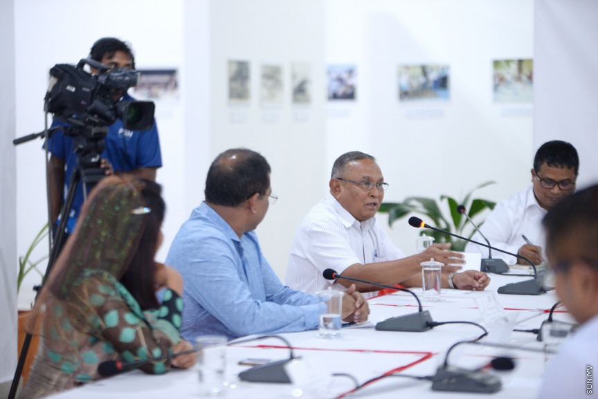 ޖޫން 13، 2019: ދުނިޔޭގެ ތިމާވެށި ދުވަހާ ގުޅުވައިގެން ރާއްޖޭގައި ބޭއްވި "ތާރީހުގެ ތެރެއިން ތިމާވެށީގެ ވަޒީރުން"ގެ ބައްދަލުވުމުގެ ތެރެއިން: މި ބައްދަލުވުމުގައި އެކި ޒަމާނުގައި ތިމާވެށީގެ ވަޒީރުކަން ކުރެއްވި ގިނަ ވަޒީރުންނާއި ރައީސް އިބްރާހިމް މުހައްމަދު ސޯލިހް ބައިވެރިވެ ވަޑައިގެންނެވި -- ސަން ފޮޓޯ/ ފަޔާޒު މޫސާ