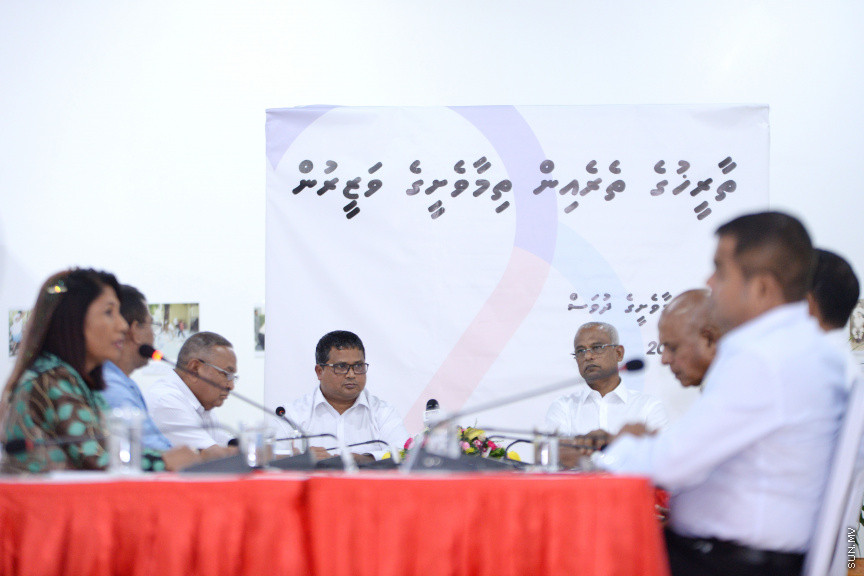 ޖޫން 13، 2019: ދުނިޔޭގެ ތިމާވެށި ދުވަހާ ގުޅުވައިގެން ރާއްޖޭގައި ބޭއްވި "ތާރީހުގެ ތެރެއިން ތިމާވެށީގެ ވަޒީރުން"ގެ ބައްދަލުވުމުގެ ތެރެއިން: މި ބައްދަލުވުމުގައި އެކި ޒަމާނުގައި ތިމާވެށީގެ ވަޒީރުކަން ކުރެއްވި ގިނަ ވަޒީރުންނާއި ރައީސް އިބްރާހިމް މުހައްމަދު ސޯލިހް ބައިވެރިވެ ވަޑައިގެންނެވި -- ސަން ފޮޓޯ/ ފަޔާޒު މޫސާ