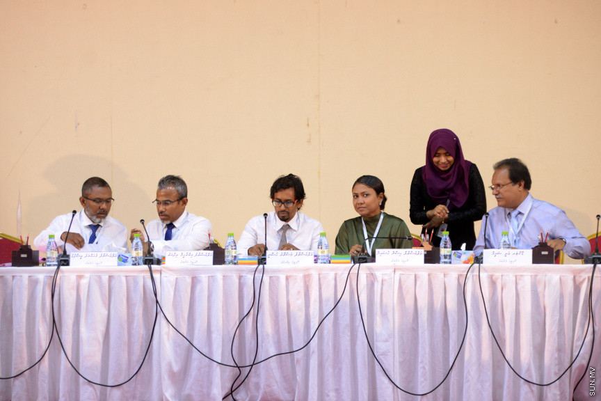 ޖޫން 20، 2019:  ޖޭއެސްސީ އިން ބަލަމުންދާ  ސުޕްރީމް ކޯޓުގެ ފަނޑިޔާރު އަބްދުﷲ ދީދީގެ މައްސަލަ އާންމުންނަށް ހުޅުވާލައިގެން ދަރުބާރުގޭގައި ކުރިއަށް ގެންދިޔަތަހުގީގު އަޑުއެހުުގެ ތެރެއިން -- ސަން ފޮޓޯ/ އަހުމަދު އަވްޝަން އިލްޔާސް