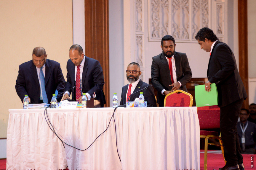 ޖޫން 20، 2019:  ޖޭއެސްސީ އިން ބަލަމުންދާ  ސުޕްރީމް ކޯޓުގެ ފަނޑިޔާރު އަބްދުﷲ ދީދީގެ މައްސަލަ އާންމުންނަށް ހުޅުވާލައިގެން ދަރުބާރުގޭގައި ކުރިއަށް ގެންދިޔަތަހުގީގު އަޑުއެހުުގެ ތެރެއިން -- ސަން ފޮޓޯ/ އަހުމަދު އަވްޝަން އިލްޔާސް