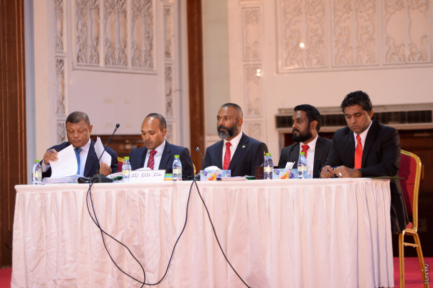 ޖޫން 20، 2019:  ޖޭއެސްސީ އިން ބަލަމުންދާ  ސުޕްރީމް ކޯޓުގެ ފަނޑިޔާރު އަބްދުﷲ ދީދީގެ މައްސަލަ އާންމުންނަށް ހުޅުވާލައިގެން ދަރުބާރުގޭގައި ކުރިއަށް ގެންދިޔަތަހުގީގު އަޑުއެހުުގެ ތެރެއިން -- ސަން ފޮޓޯ/ އަހުމަދު އަވްޝަން އިލްޔާސް