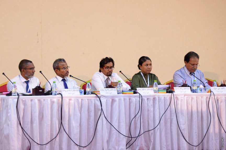 ޖޫން 20، 2019:  ޖޭއެސްސީ އިން ބަލަމުންދާ  ސުޕްރީމް ކޯޓުގެ ފަނޑިޔާރު އަބްދުﷲ ދީދީގެ މައްސަލަ އާންމުންނަށް ހުޅުވާލައިގެން ދަރުބާރުގޭގައި ކުރިއަށް ގެންދިޔަތަހުގީގު އަޑުއެހުުގެ ތެރެއިން -- ސަން ފޮޓޯ/ އަހުމަދު އަވްޝަން އިލްޔާސް