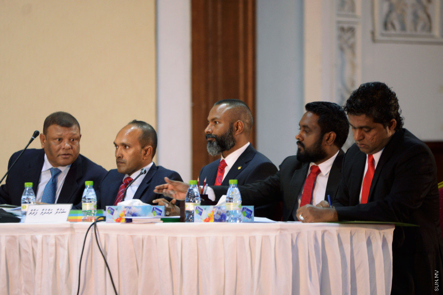 ޖޫން 20، 2019:  ޖޭއެސްސީ އިން ބަލަމުންދާ  ސުޕްރީމް ކޯޓުގެ ފަނޑިޔާރު އަބްދުﷲ ދީދީގެ މައްސަލަ އާންމުންނަށް ހުޅުވާލައިގެން ދަރުބާރުގޭގައި ކުރިއަށް ގެންދިޔަތަހުގީގު އަޑުއެހުުގެ ތެރެއިން -- ސަން ފޮޓޯ/ އަހުމަދު އަވްޝަން އިލްޔާސް