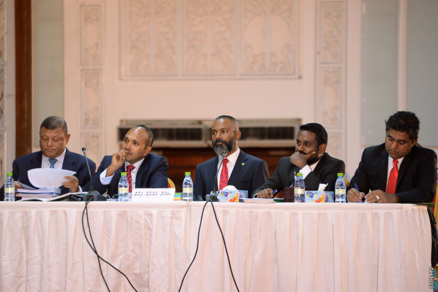 ޖޫން 20، 2019:  ޖޭއެސްސީ އިން ބަލަމުންދާ  ސުޕްރީމް ކޯޓުގެ ފަނޑިޔާރު އަބްދުﷲ ދީދީގެ މައްސަލަ އާންމުންނަށް ހުޅުވާލައިގެން ދަރުބާރުގޭގައި ކުރިއަށް ގެންދިޔަތަހުގީގު އަޑުއެހުުގެ ތެރެއިން -- ސަން ފޮޓޯ/ އަހުމަދު އަވްޝަން އިލްޔާސް