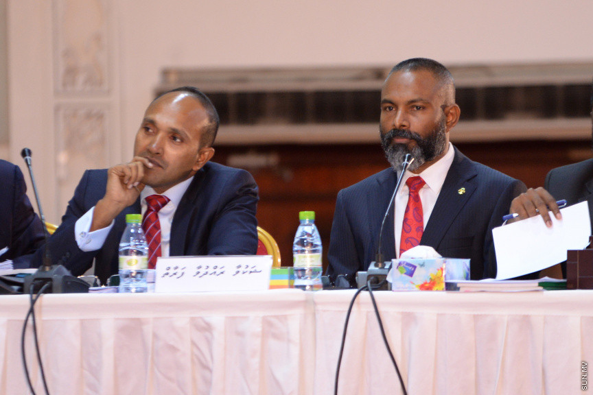 ޖޫން 20، 2019:  ޖޭއެސްސީ އިން ބަލަމުންދާ  ސުޕްރީމް ކޯޓުގެ ފަނޑިޔާރު އަބްދުﷲ ދީދީގެ މައްސަލަ އާންމުންނަށް ހުޅުވާލައިގެން ދަރުބާރުގޭގައި ކުރިއަށް ގެންދިޔަތަހުގީގު އަޑުއެހުުގެ ތެރެއިން -- ސަން ފޮޓޯ/ އަހުމަދު އަވްޝަން އިލްޔާސް