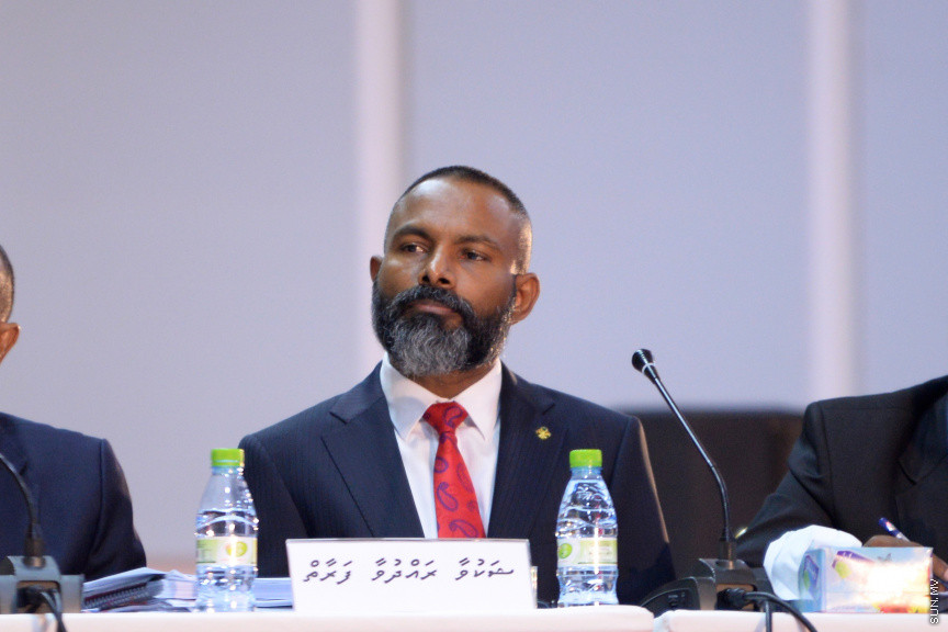 ޖޫން 20، 2019:  ޖޭއެސްސީ އިން ބަލަމުންދާ  ސުޕްރީމް ކޯޓުގެ ފަނޑިޔާރު އަބްދުﷲ ދީދީގެ މައްސަލަ އާންމުންނަށް ހުޅުވާލައިގެން ދަރުބާރުގޭގައި ކުރިއަށް ގެންދިޔަތަހުގީގު އަޑުއެހުުގެ ތެރެއިން -- ސަން ފޮޓޯ/ އަހުމަދު އަވްޝަން އިލްޔާސް