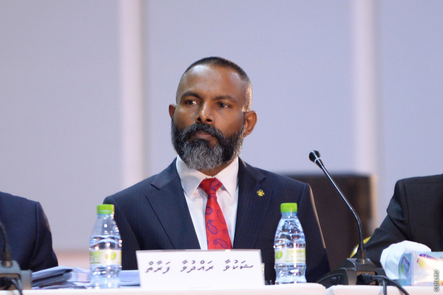 ޖޫން 20، 2019:  ޖޭއެސްސީ އިން ބަލަމުންދާ  ސުޕްރީމް ކޯޓުގެ ފަނޑިޔާރު އަބްދުﷲ ދީދީގެ މައްސަލަ އާންމުންނަށް ހުޅުވާލައިގެން ދަރުބާރުގޭގައި ކުރިއަށް ގެންދިޔަތަހުގީގު އަޑުއެހުުގެ ތެރެއިން -- ސަން ފޮޓޯ/ އަހުމަދު އަވްޝަން އިލްޔާސް