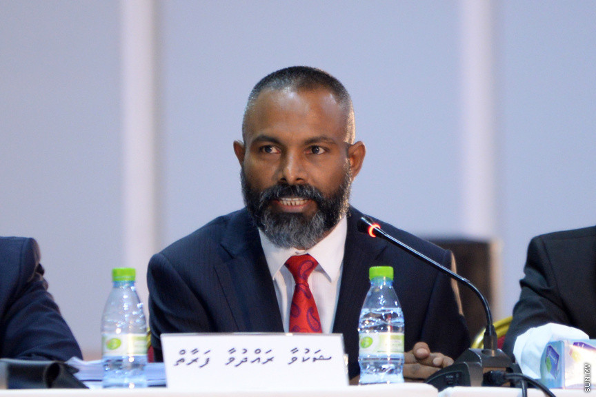 ޖޫން 20، 2019:  ޖޭއެސްސީ އިން ބަލަމުންދާ  ސުޕްރީމް ކޯޓުގެ ފަނޑިޔާރު އަބްދުﷲ ދީދީގެ މައްސަލަ އާންމުންނަށް ހުޅުވާލައިގެން ދަރުބާރުގޭގައި ކުރިއަށް ގެންދިޔަތަހުގީގު އަޑުއެހުުގެ ތެރެއިން -- ސަން ފޮޓޯ/ އަހުމަދު އަވްޝަން އިލްޔާސް