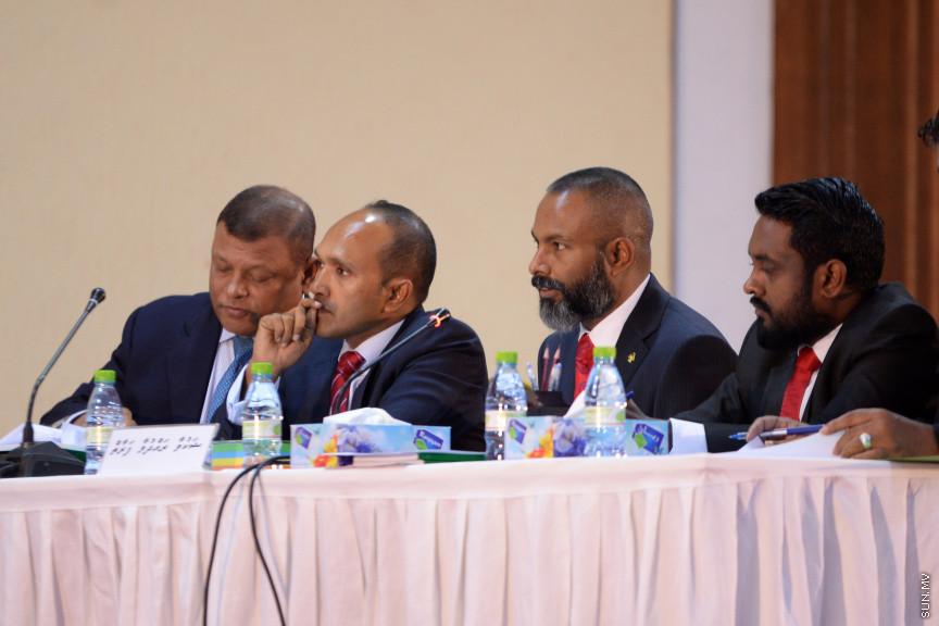ޖޫން 20، 2019:  ޖޭއެސްސީ އިން ބަލަމުންދާ  ސުޕްރީމް ކޯޓުގެ ފަނޑިޔާރު އަބްދުﷲ ދީދީގެ މައްސަލަ އާންމުންނަށް ހުޅުވާލައިގެން ދަރުބާރުގޭގައި ކުރިއަށް ގެންދިޔަތަހުގީގު އަޑުއެހުުގެ ތެރެއިން -- ސަން ފޮޓޯ/ އަހުމަދު އަވްޝަން އިލްޔާސް