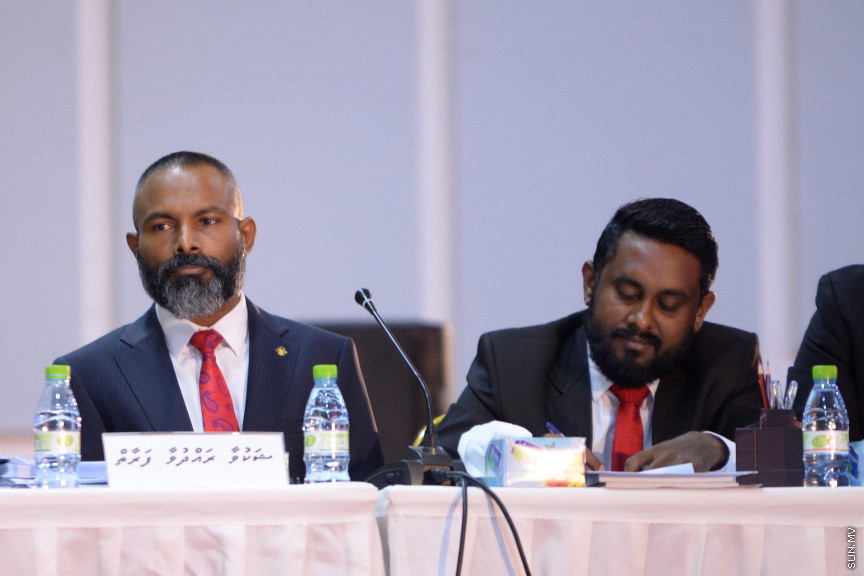 ޖޫން 20، 2019:  ޖޭއެސްސީ އިން ބަލަމުންދާ  ސުޕްރީމް ކޯޓުގެ ފަނޑިޔާރު އަބްދުﷲ ދީދީގެ މައްސަލަ އާންމުންނަށް ހުޅުވާލައިގެން ދަރުބާރުގޭގައި ކުރިއަށް ގެންދިޔަތަހުގީގު އަޑުއެހުުގެ ތެރެއިން -- ސަން ފޮޓޯ/ އަހުމަދު އަވްޝަން އިލްޔާސް