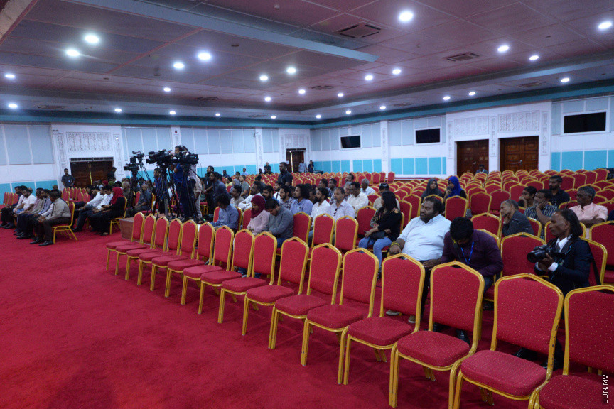 ޖޫން 20، 2019:  ޖޭއެސްސީ އިން ބަލަމުންދާ  ސުޕްރީމް ކޯޓުގެ ފަނޑިޔާރު އަބްދުﷲ ދީދީގެ މައްސަލަ އާންމުންނަށް ހުޅުވާލައިގެން ދަރުބާރުގޭގައި ކުރިއަށް ގެންދިޔަތަހުގީގު އަޑުއެހުުގެ ތެރެއިން -- ސަން ފޮޓޯ/ އަހުމަދު އަވްޝަން އިލްޔާސް