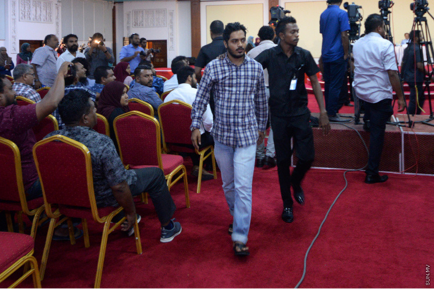 ޖޫން 20، 2019:  ޖޭއެސްސީ އިން ބަލަމުންދާ  ސުޕްރީމް ކޯޓުގެ ފަނޑިޔާރު އަބްދުﷲ ދީދީގެ މައްސަލަ އާންމުންނަށް ހުޅުވާލައިގެން ދަރުބާރުގޭގައި ކުރިއަށް ގެންދިޔަތަހުގީގު އަޑުއެހުުގެ ތެރެއިން -- ސަން ފޮޓޯ/ އަހުމަދު އަވްޝަން އިލްޔާސް