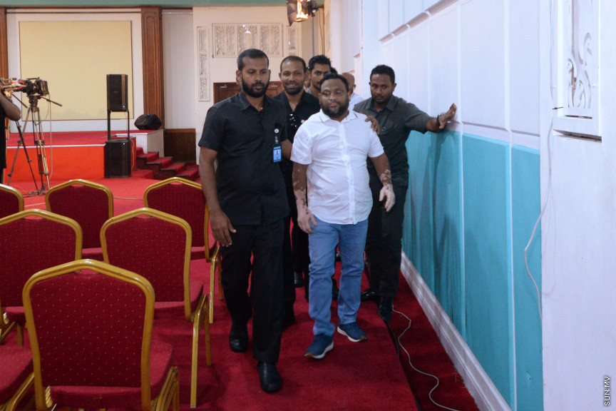 ޖޫން 20، 2019:  ޖޭއެސްސީ އިން ބަލަމުންދާ  ސުޕްރީމް ކޯޓުގެ ފަނޑިޔާރު އަބްދުﷲ ދީދީގެ މައްސަލަ އާންމުންނަށް ހުޅުވާލައިގެން ދަރުބާރުގޭގައި ކުރިއަށް ގެންދިޔަތަހުގީގު އަޑުއެހުުގެ ތެރެއިން -- ސަން ފޮޓޯ/ އަހުމަދު އަވްޝަން އިލްޔާސް