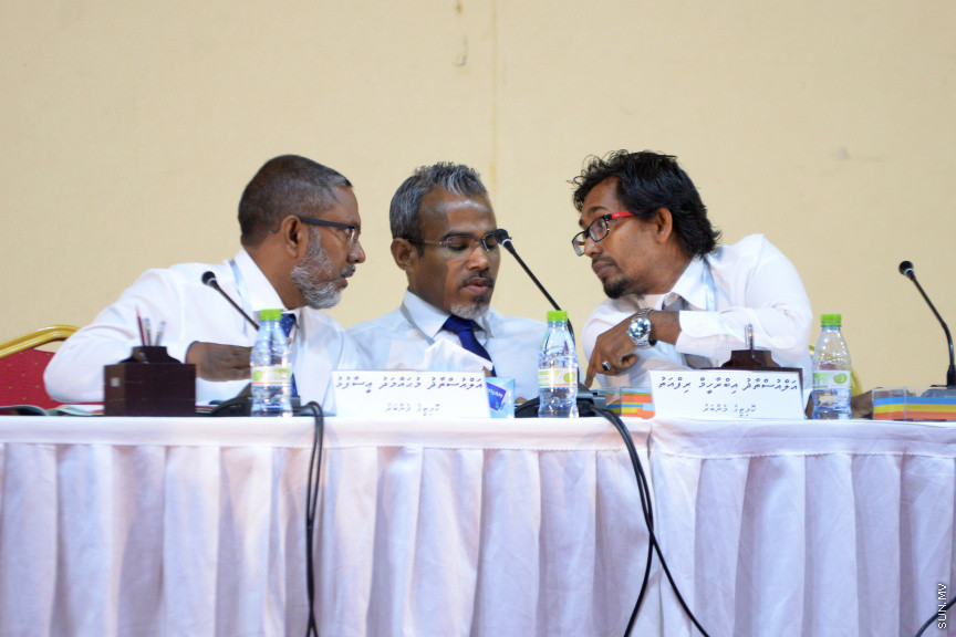 ޖޫން 20، 2019:  ޖޭއެސްސީ އިން ބަލަމުންދާ  ސުޕްރީމް ކޯޓުގެ ފަނޑިޔާރު އަބްދުﷲ ދީދީގެ މައްސަލަ އާންމުންނަށް ހުޅުވާލައިގެން ދަރުބާރުގޭގައި ކުރިއަށް ގެންދިޔަތަހުގީގު އަޑުއެހުުގެ ތެރެއިން -- ސަން ފޮޓޯ/ އަހުމަދު އަވްޝަން އިލްޔާސް