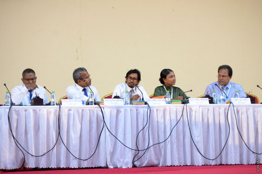 ޖޫން 20، 2019:  ޖޭއެސްސީ އިން ބަލަމުންދާ  ސުޕްރީމް ކޯޓުގެ ފަނޑިޔާރު އަބްދުﷲ ދީދީގެ މައްސަލަ އާންމުންނަށް ހުޅުވާލައިގެން ދަރުބާރުގޭގައި ކުރިއަށް ގެންދިޔަތަހުގީގު އަޑުއެހުުގެ ތެރެއިން -- ސަން ފޮޓޯ/ އަހުމަދު އަވްޝަން އިލްޔާސް