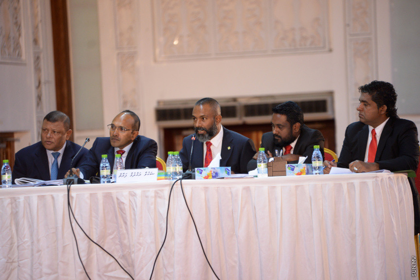 ޖޫން 20، 2019:  ޖޭއެސްސީ އިން ބަލަމުންދާ  ސުޕްރީމް ކޯޓުގެ ފަނޑިޔާރު އަބްދުﷲ ދީދީގެ މައްސަލަ އާންމުންނަށް ހުޅުވާލައިގެން ދަރުބާރުގޭގައި ކުރިއަށް ގެންދިޔަތަހުގީގު އަޑުއެހުުގެ ތެރެއިން -- ސަން ފޮޓޯ/ އަހުމަދު އަވްޝަން އިލްޔާސް